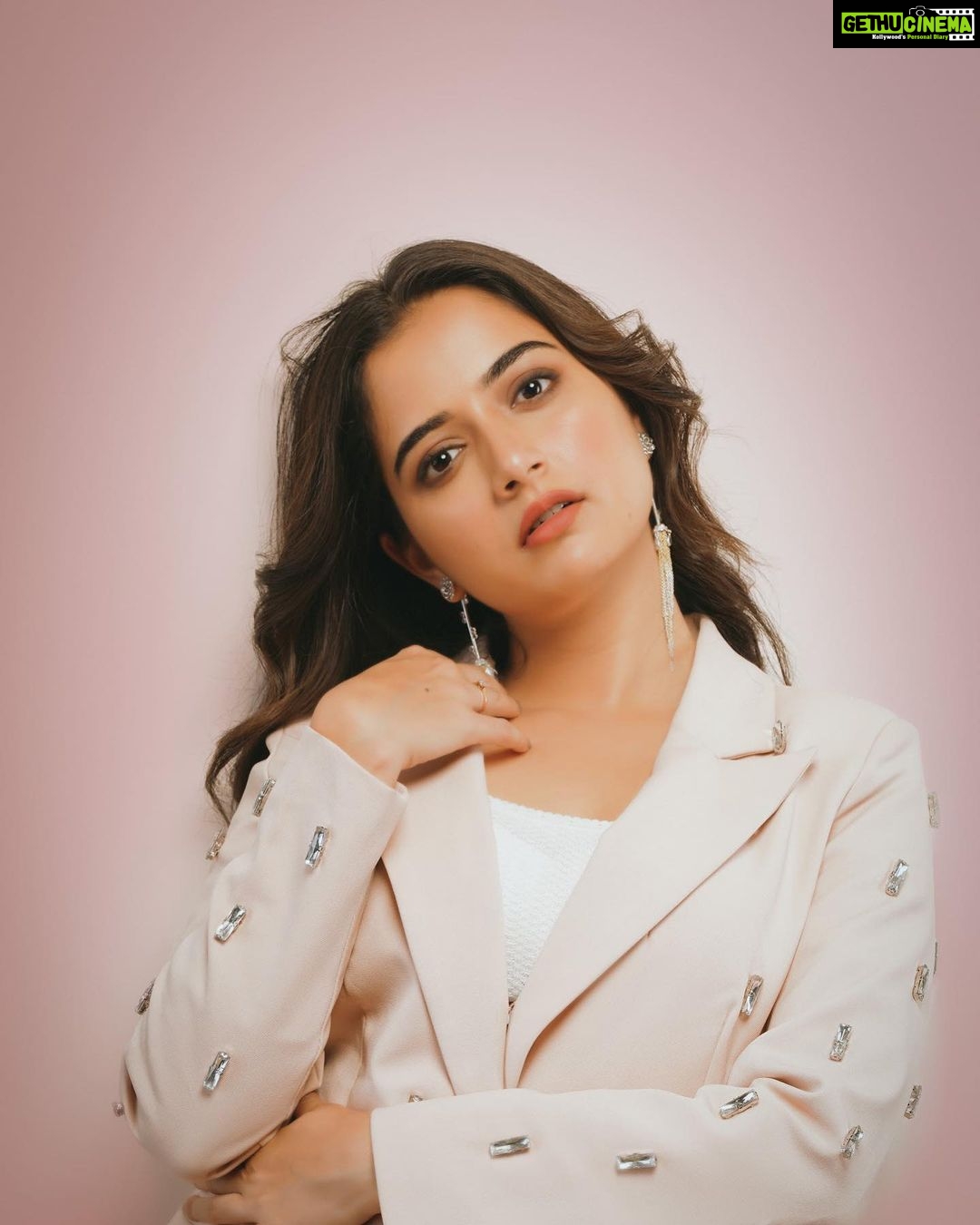 Ashika Ranganath Instagram - Styling @nisharakiran Outfit @kovetonline Accessories @unniyarchajewelry Make up and hair @nisargasrinidhi Photography @photographer_ajay Studio @studiofibonaccii