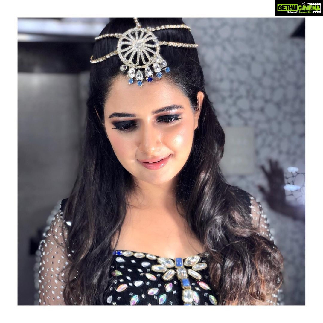 Ashika Ranganath Instagram - Mysoooooooore you were amazingππ» whatttaaaa crowd man! π Swipe left.. Glimpse of my performance MUA, hair and Pc @shivugowda2011 β₯οΈ Outfit @shachinaheggar ππ Mysore, Karnataka