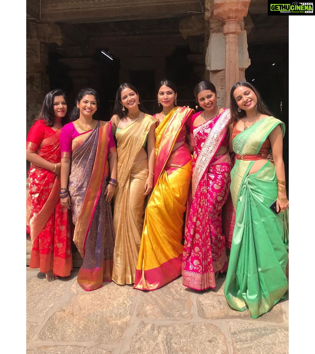 Ashika Ranganath Instagram - #Family ♥️ #Cousins ♥️ #Weddings ♥️