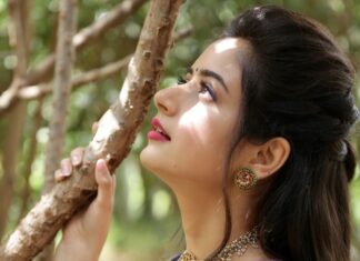 Ashika Ranganath Instagram - For the inauguration of @thejewelleryshow in Hubballi Shot by amazing @photographer_ajay 🤗 Styling @nisharakiran Outfit @ashwinireddyofficial Jewellery @lotus_silver_jewellery Make up @shivugowda2011 Hair @paramesh_kammari Assisted by #Loki