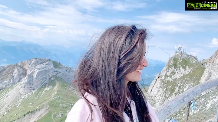 Ashika Ranganath Instagram - Those filmy feels 🙊☀️☁️ 90s kids can relate 😅😍 #travelling Video credits : @gonsalves.pearl.97 💓 Pilatus Kulm
