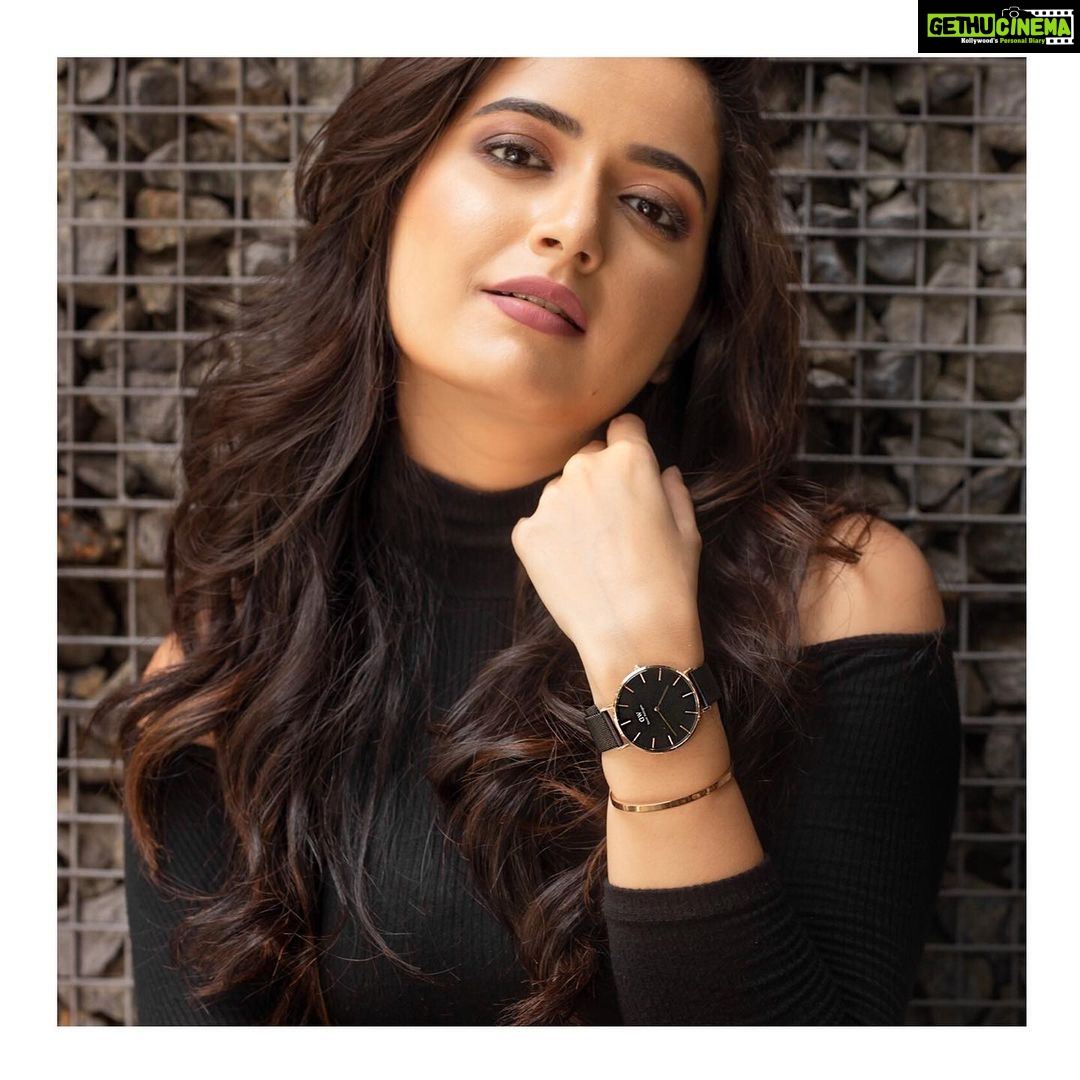 Ashika Ranganath Instagram - 🖤 MUA & Hair @makeoversbynikitha PC @nithishayyod Fat Owl