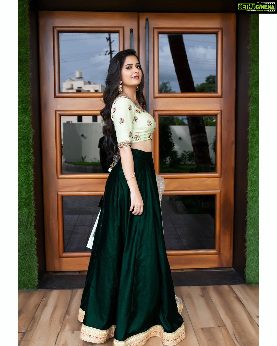 Ashika Ranganath Instagram - Wearing @shradhaponnappaofficial after a very long time 🌸 in love with this bottle green skirt n pastel blouse. @suprithshekar 📸 best friend itseems 🤷♀️