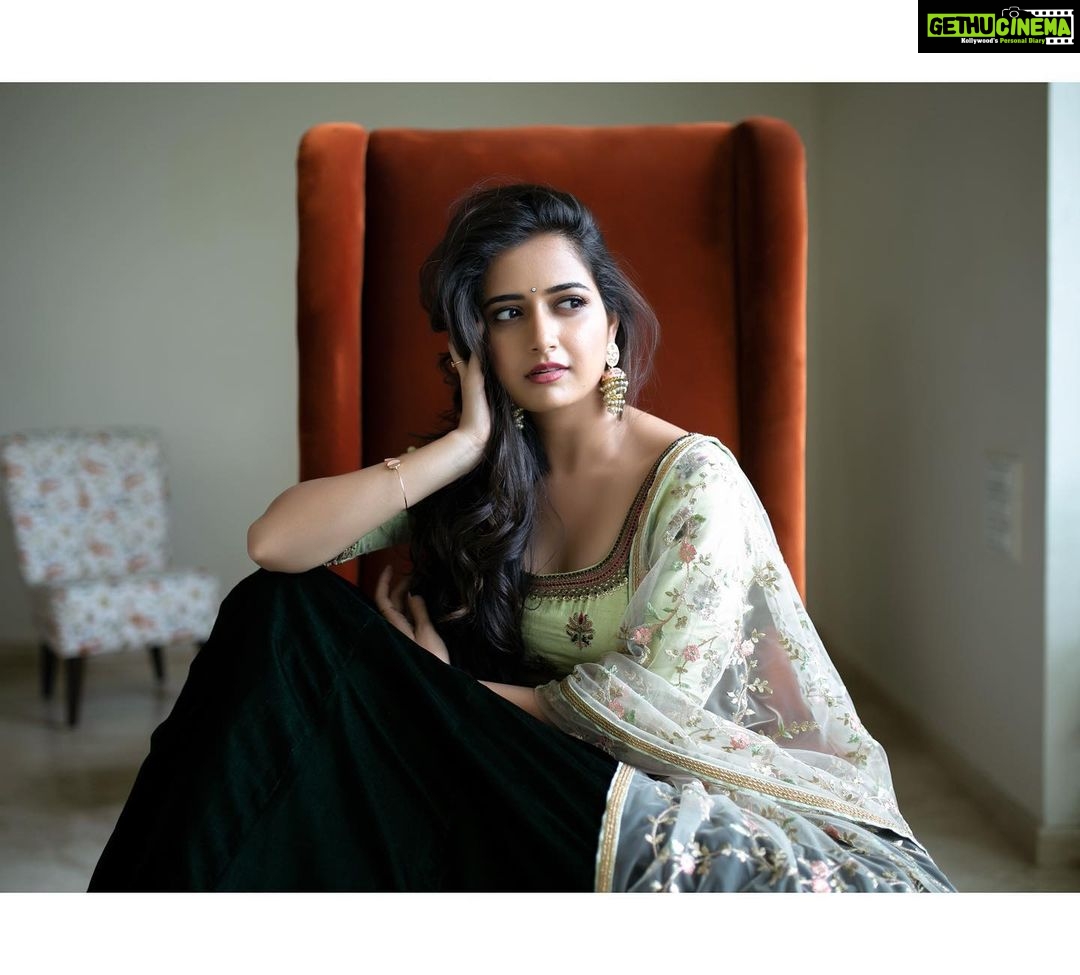 Ashika Ranganath Instagram - 👑 Outfit : @shradhaponnappaofficial 🌸 PC : @suprithshekar 👻 Make up : @shivugowda2011 Hair : @ajay_siddesh Assisted : Loki @thejewelleryshow in davangere