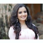 Ashika Ranganath Instagram - Hello everyone 🌸 • • Throwback to this amazing H&M by @mugshotbyzeba 😘 Must say she’s amazing to work with! Earrings : @gloryjewels PC : @photographer_ajay ♥️