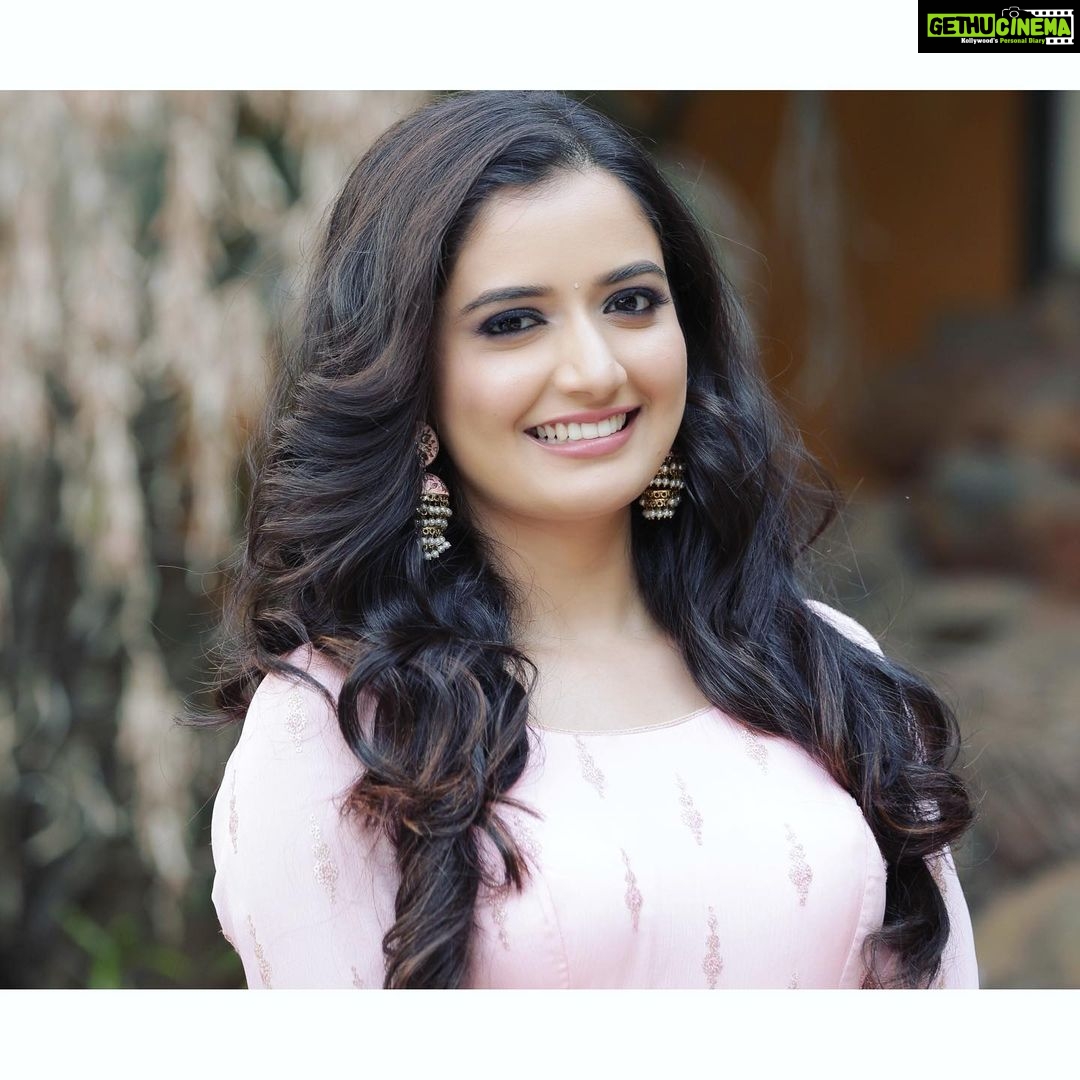 Ashika Ranganath Instagram - Hello everyone 🌸 • • Throwback to this amazing H&M by @mugshotbyzeba 😘 Must say she’s amazing to work with! Earrings : @gloryjewels PC : @photographer_ajay ♥️