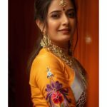 Ashika Ranganath Instagram - Give a girl the right dress, hair and make up.. nothing much she will give a good picture👻😂🙈 @photographer_ajay @makeupby_harshi @makeupacademy_glossnglass @ashokmaanay 🤗