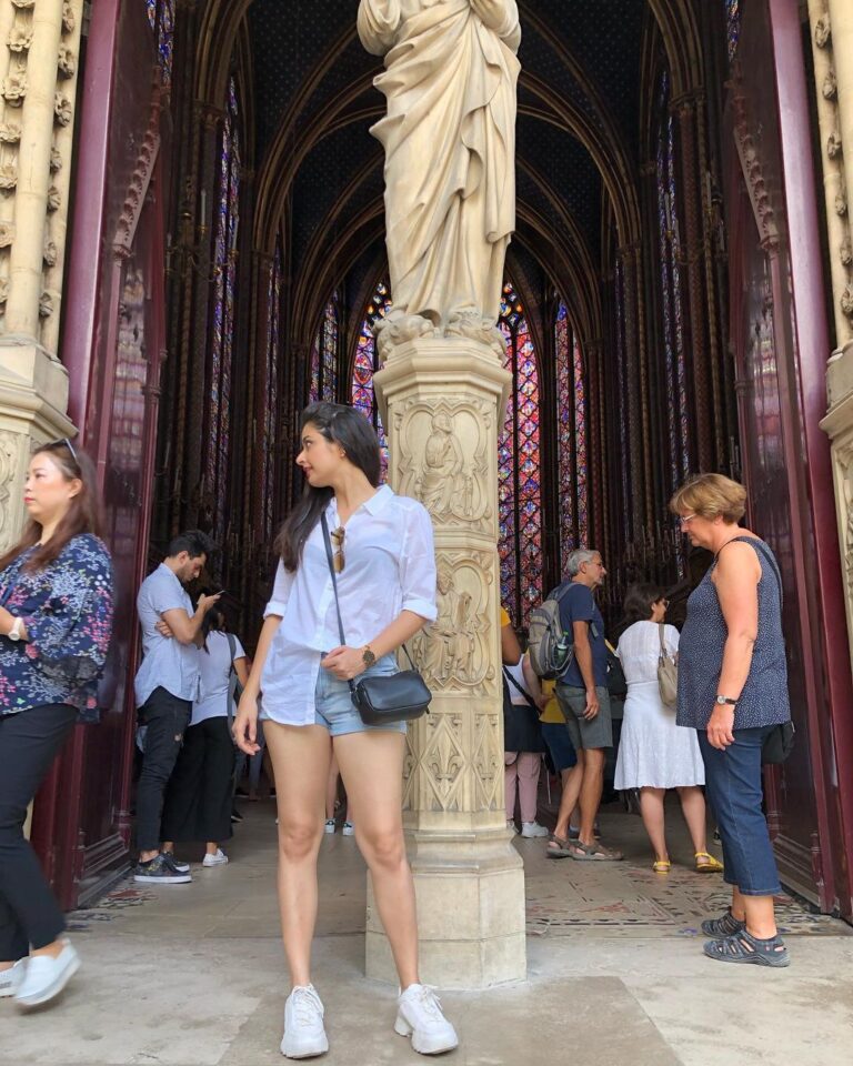 Ashika Ranganath Instagram - When you visit a place when there are a lot of tourists, cant help but Ms. @gonsalves.pearl.97 can take really good pictures for me 🙈♥️😘 P.s now don’t start pouring in your requests to her, it’s a private account 😅 Sainte-Chapelle de Paris
