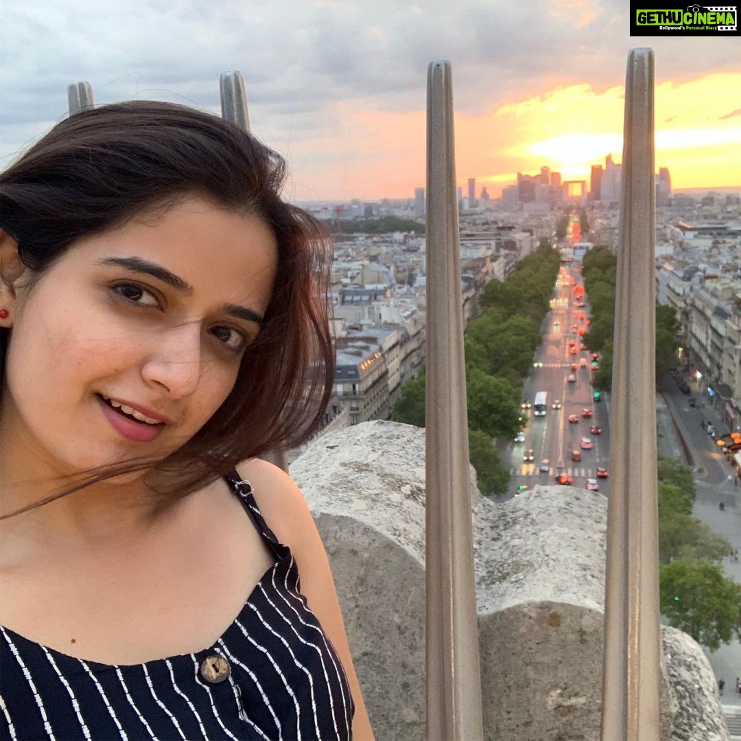 Ashika Ranganath Instagram - Watching the sunset at Arc de Triomphe 🌆 Major throwback to this amazing time I had in Paris ♥️