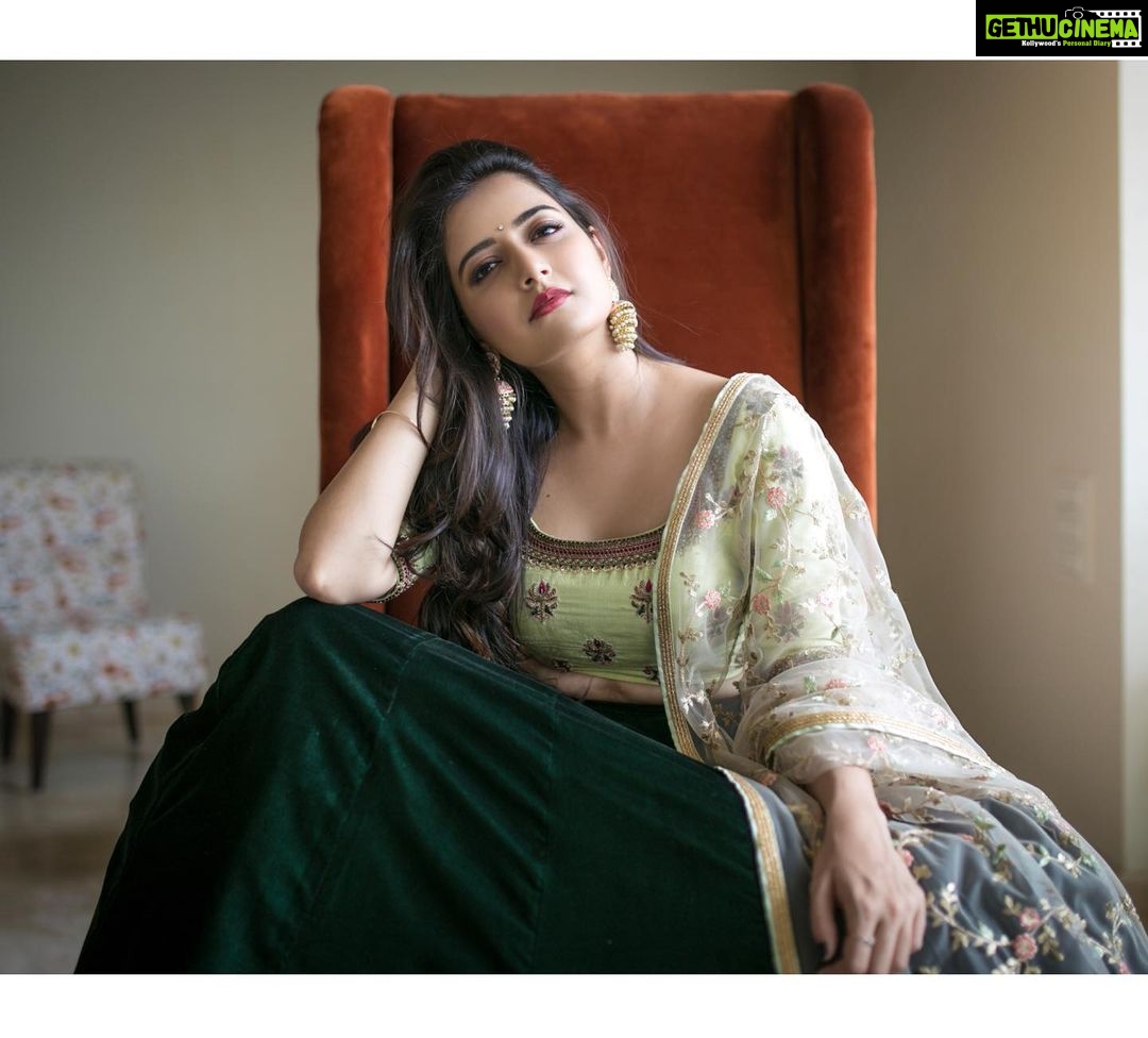 Ashika Ranganath Instagram - 👑 Outfit : @shradhaponnappaofficial 🌸 PC : @suprithshekar 👻 Make up : @shivugowda2011 Hair : @ajay_siddesh Assisted : Loki @thejewelleryshow in davangere