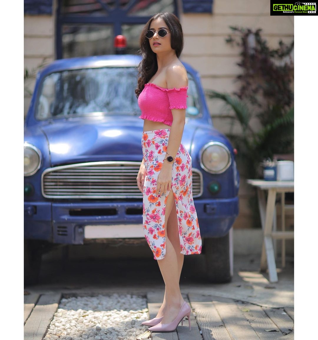 Ashika Ranganath Instagram - 🌸 MUA : @makeoverwithlakshmi_shetty PC : @pavenfotography Those cool shades @sushmitha2412 Location : @hammeredblr