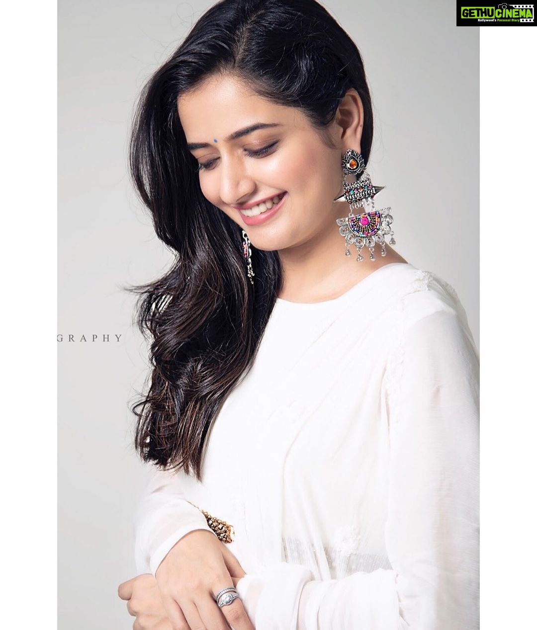 Ashika Ranganath Instagram - 🌸 Happy Sunday