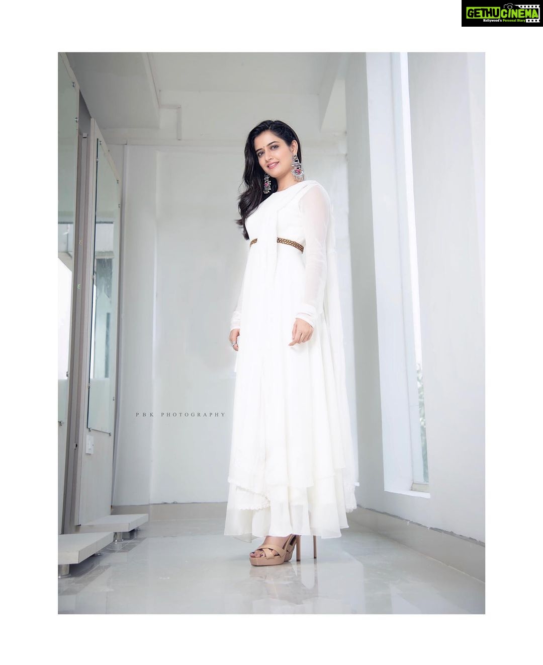 Ashika Ranganath Instagram - 💌 PC : @bangalore.photographer Outfit : @maayarangdesignstudio Styling & MUA : myself 🧸