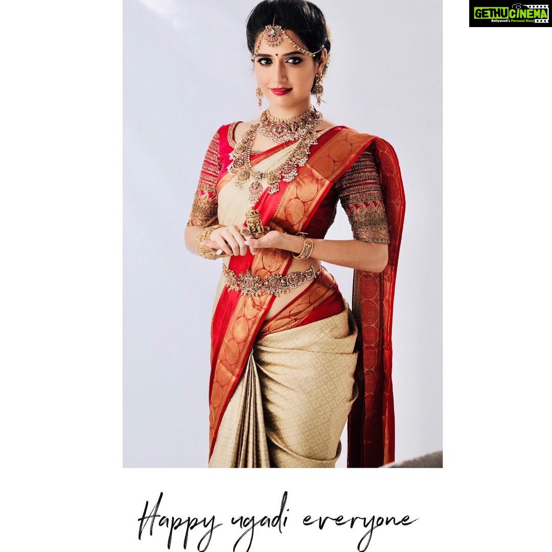 Ashika Ranganath Instagram - Ugadi habbada shubashayagalu ellarigu β€οΈ Shoot for @thejewelleryshow PC : @bhuvanphotography π Styling : @shachinaheggar π Saree : @pashudh πΈ Make up and hair : @shreeyapawar_makeup_studio and team β€οΈ