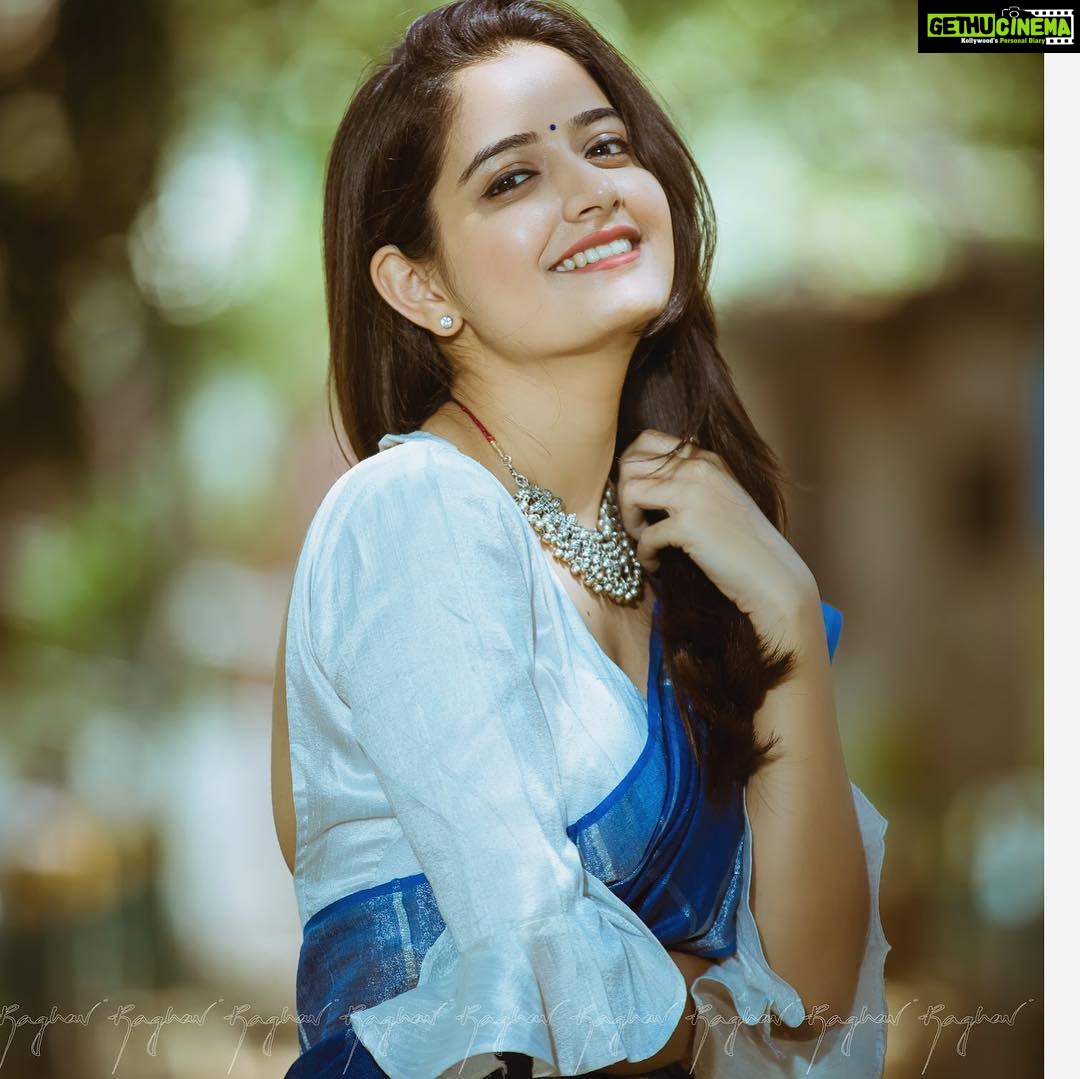Ashika Ranganath Instagram - “Little by little” . . . PC : @raaghavphotography 💕 Choker : @studiobluefashions Blouse : @shravin_design_studio