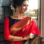 Ashika Ranganath Instagram - I’m confused 🤷‍♀️ which is your favourite? 😍 Launched @thejewelleryshow jewellery expo in nammatumakuru❤️ Saree gifted by @yadunandanfashions ❤️ Earrings by @studiobluefashions ❤️