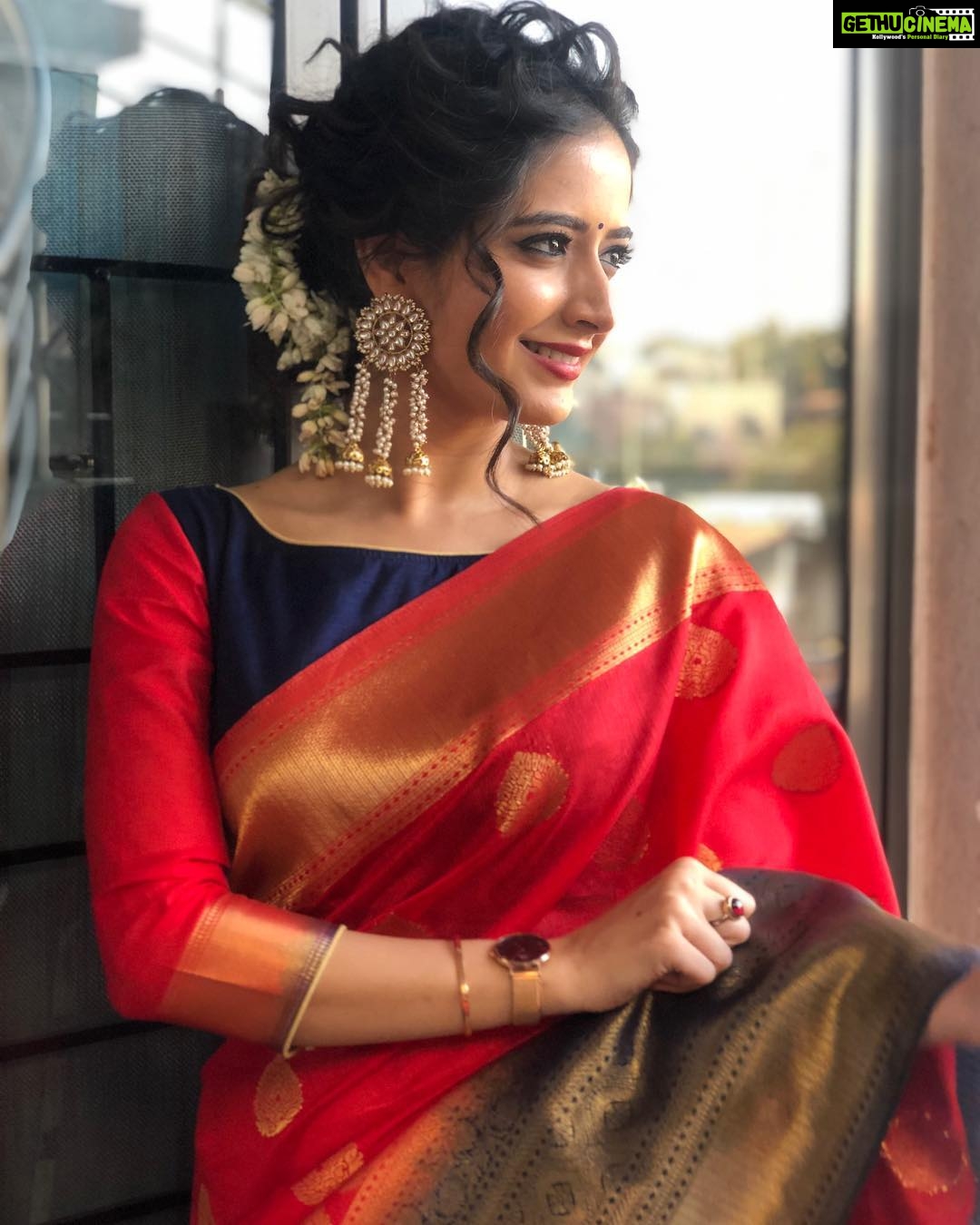 Ashika Ranganath Instagram - I’m confused 🤷♀️ which is your favourite? 😍 Launched @thejewelleryshow jewellery expo in nammatumakuru❤️ Saree gifted by @yadunandanfashions ❤️ Earrings by @studiobluefashions ❤️