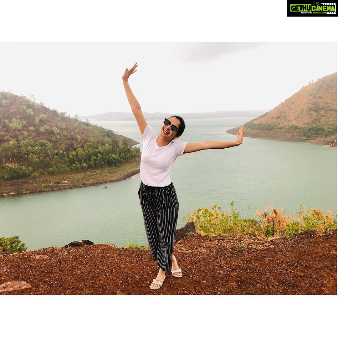 Ashika Ranganath Instagram - Spending a lot of time with whom you love and what you love to do is very important♥️ @samskruthi_gs @janhvi_gowda @suprithshekar thanks for letting me be the way I am and for handling my madness👻🙈🤷♀️ I love you guys😘 #Naturelover #friendslove #travelling Vani Vilasa Sagara