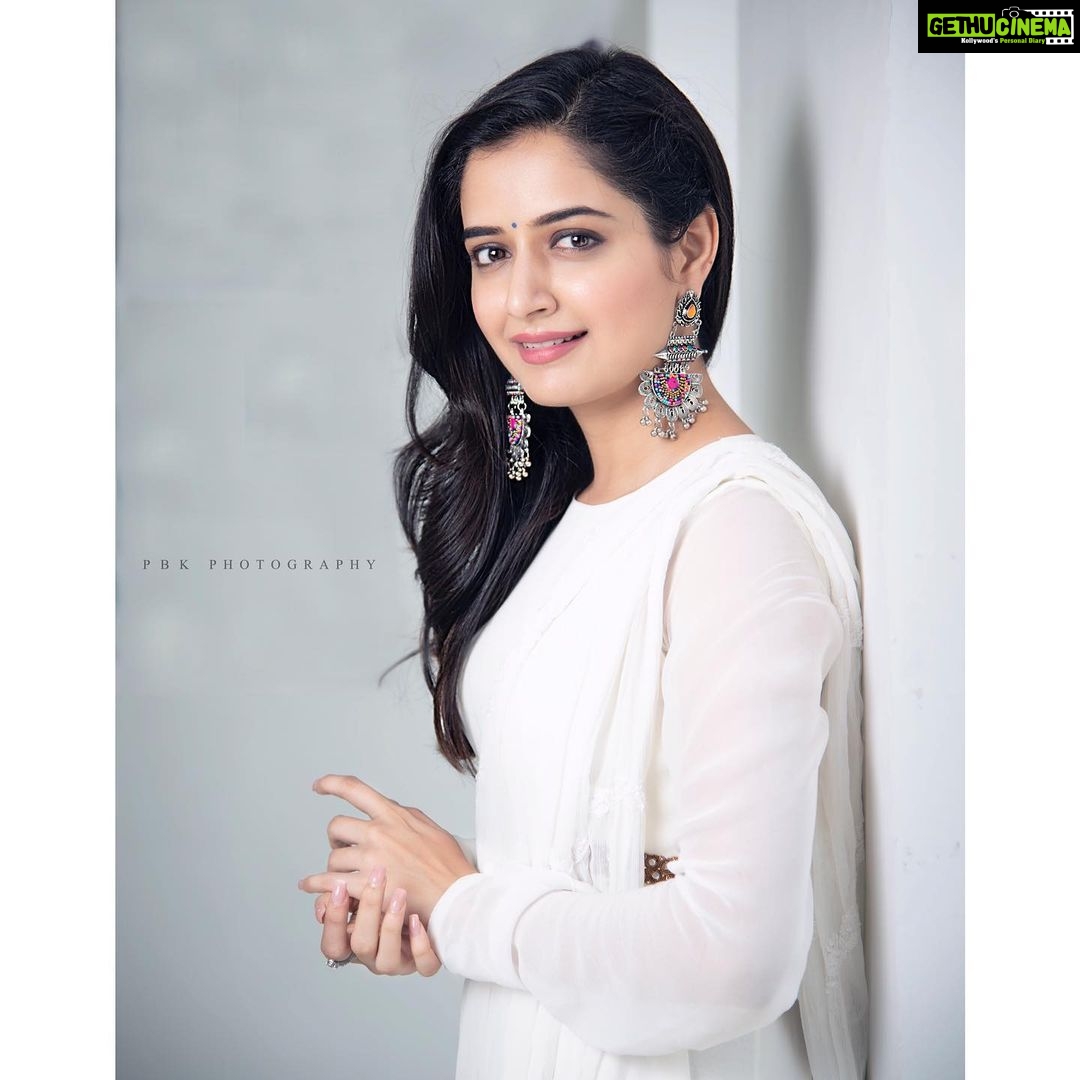 Ashika Ranganath Instagram - ♥️ Mirakki salon opening PC : @bangalore.photographer Outfit : @maayarangdesignstudio Styling & MUA : myself 👻