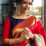 Ashika Ranganath Instagram - I’m confused 🤷‍♀️ which is your favourite? 😍 Launched @thejewelleryshow jewellery expo in nammatumakuru❤️ Saree gifted by @yadunandanfashions ❤️ Earrings by @studiobluefashions ❤️