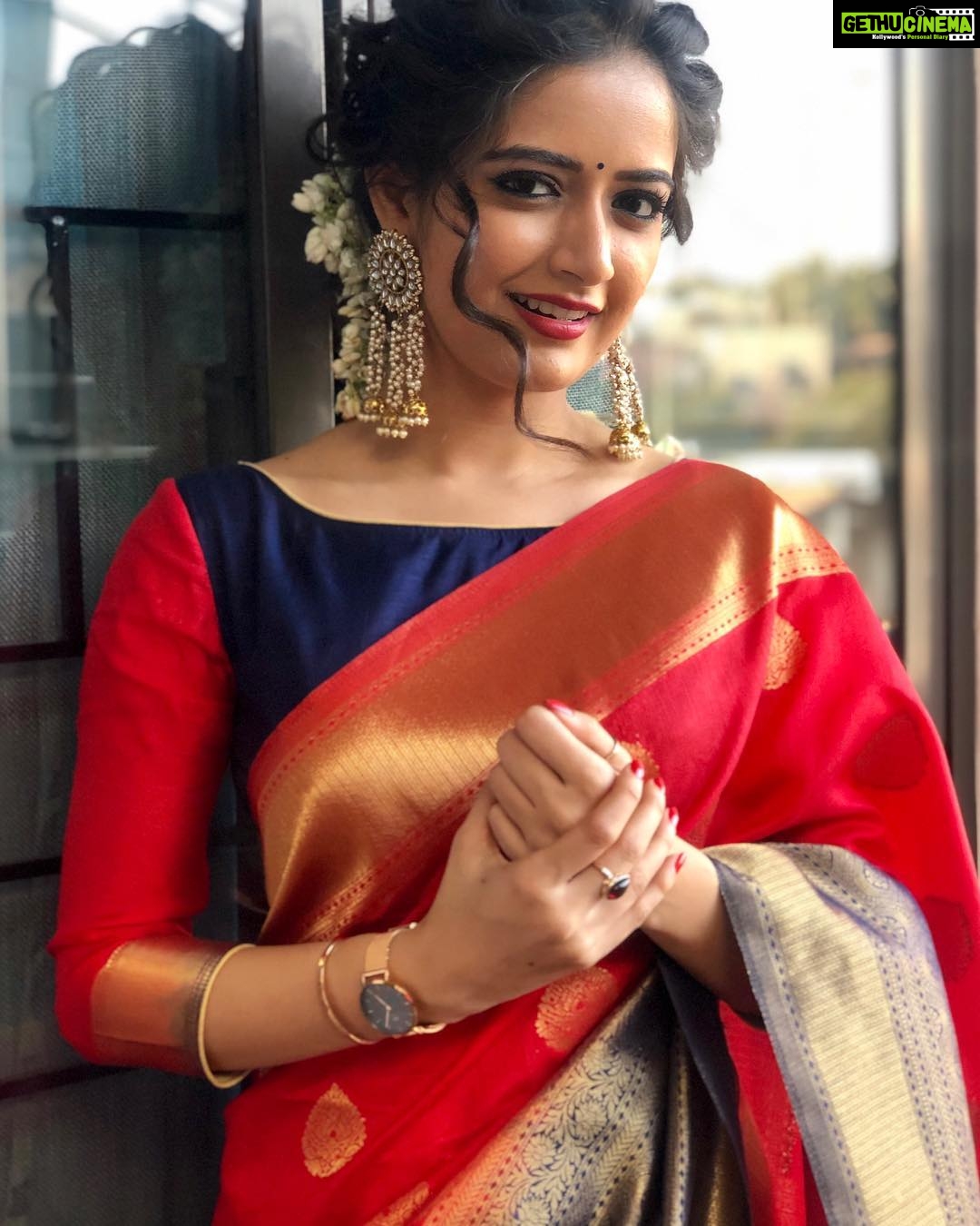 Ashika Ranganath Instagram - I’m confused 🤷♀️ which is your favourite? 😍 Launched @thejewelleryshow jewellery expo in nammatumakuru❤️ Saree gifted by @yadunandanfashions ❤️ Earrings by @studiobluefashions ❤️