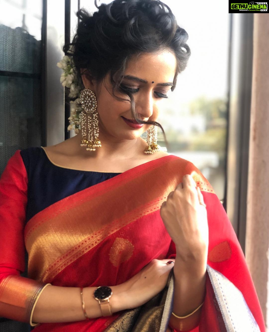 Ashika Ranganath Instagram - I’m confused 🤷♀️ which is your favourite? 😍 Launched @thejewelleryshow jewellery expo in nammatumakuru❤️ Saree gifted by @yadunandanfashions ❤️ Earrings by @studiobluefashions ❤️