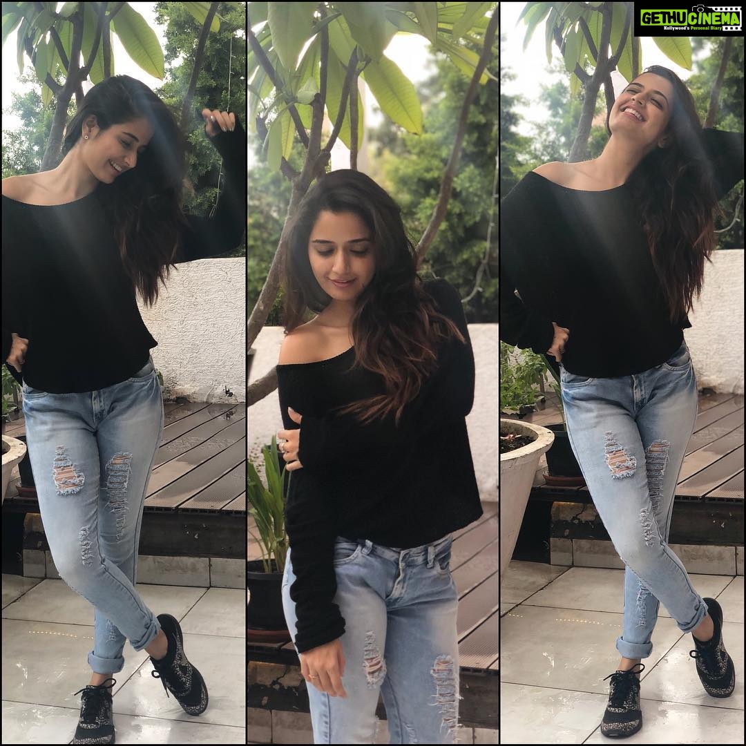 Ashika Ranganath Instagram - Keep it simple and cool 😎 Anytime black and denim ❤️