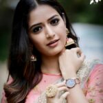 Ashika Ranganath Instagram - Showing off my @danielwellington 💕 watch and rose gold cuff .. looks great with both western n traditional outfits .. I’m loving it ♥️ Also get additional 15% discount with my code “ASHIKA” 😍 #DW #DWIndia #DanielWellington