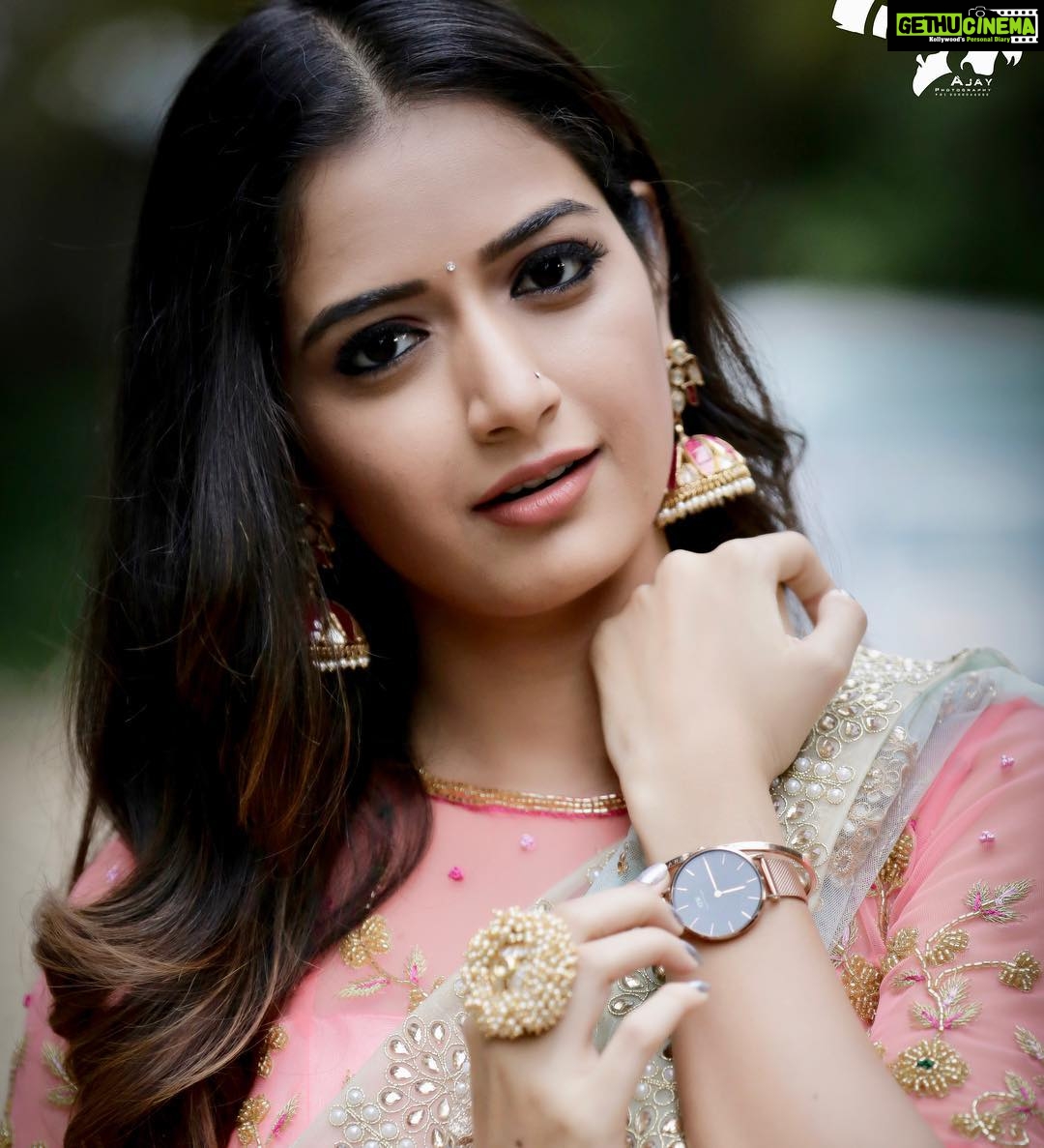 Ashika Ranganath Instagram - Showing off my @danielwellington 💕 watch and rose gold cuff .. looks great with both western n traditional outfits .. I’m loving it ♥️ Also get additional 15% discount with my code “ASHIKA” 😍 #DW #DWIndia #DanielWellington
