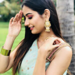 Ashika Ranganath Instagram - Happy gowri Ganesha on behalf of #Thayigethakkamaga team ♥️ Tune into @colorssupertv majatalkies tonight at 8pm MUA : @shreeyapawar thanks a lot darling for giving this different look, loved working with you ♥️ Styling n outfit : @shachinaheggar you made me try something very different this time 😍🤗 Accessories: @bcos_its_silver 💞Tysm Assisted by: Santhu