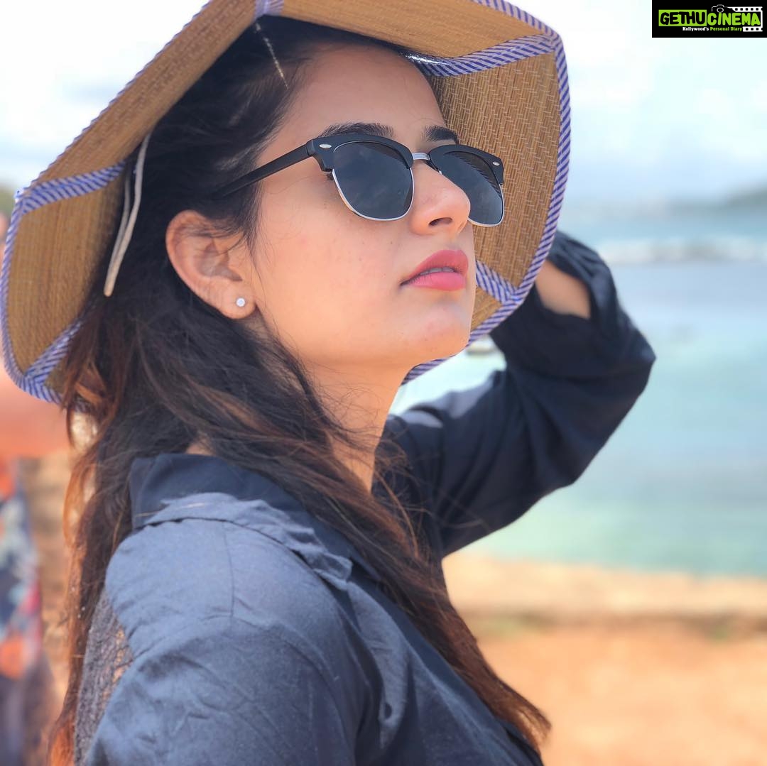 Ashika Ranganath Instagram - Feels good to be lost in the good direction 😎 #traveldiaries #nofilter PC : @thejaswini_sharma 💕