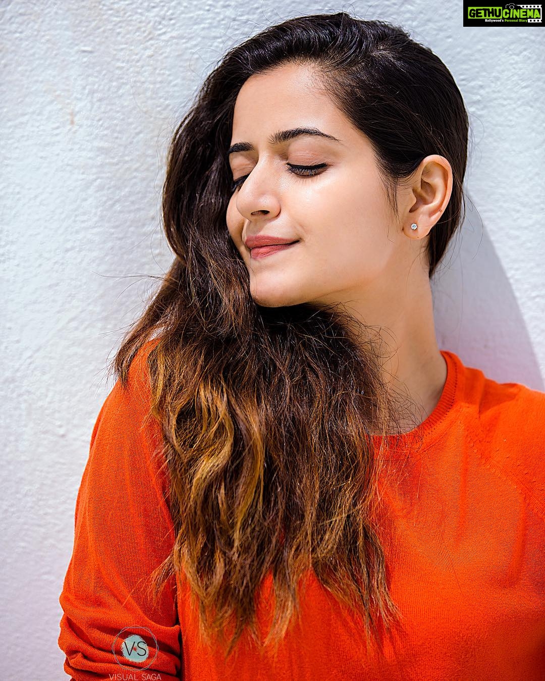 Ashika Ranganath Instagram - 305k 💛 thank you so much guys ♥️ PC : @vidyasagar_ofvisualsaga