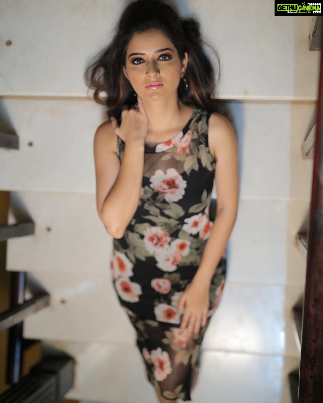 Ashika Ranganath Instagram - One of my favourite shoots 💛 PC : @pavenfotography Make up : @sushma_mathur_makeup Costume : @sushmitha2412 #mirakkihairoil #celebrityshoot