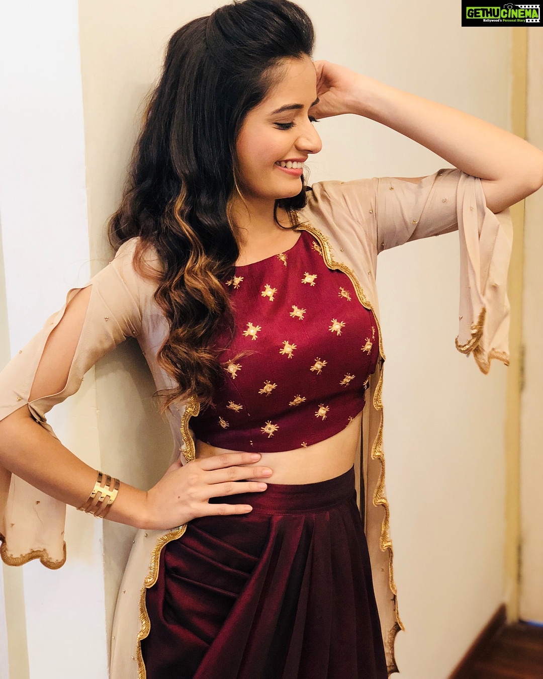Ashika Ranganath Instagram - Sixth sense show for star suvarna .. new show and it’s amazing 😍 watch n support it guys.. Wearing my favourite label @shachinaheggar ♥️ PC : @rajeevgowda13 (god he bugged me so much to give credits)🤷♀️🤦🏼♀️ #9pm #starsuvarna #sixthsense