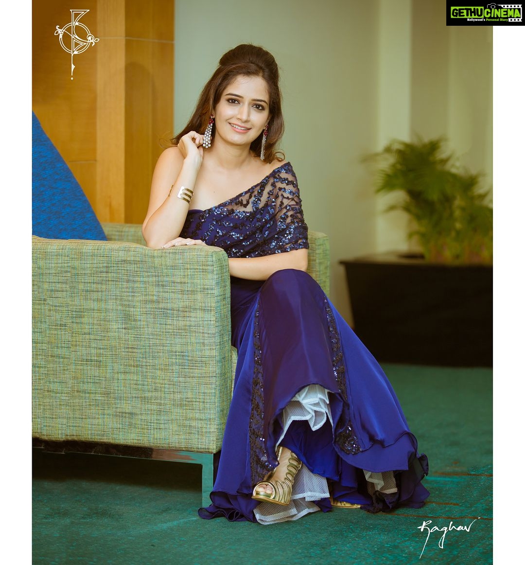 Ashika Ranganath Instagram - Canβt stop myself posting this series .. β₯οΈ ok this is the last one ππββοΈ PC : @raaghavphotography Outfit : @shachinaheggar Accessories : @silverfairy_jewellery Make up : @venkateshparam Hair : #Mallika #filmfare2018