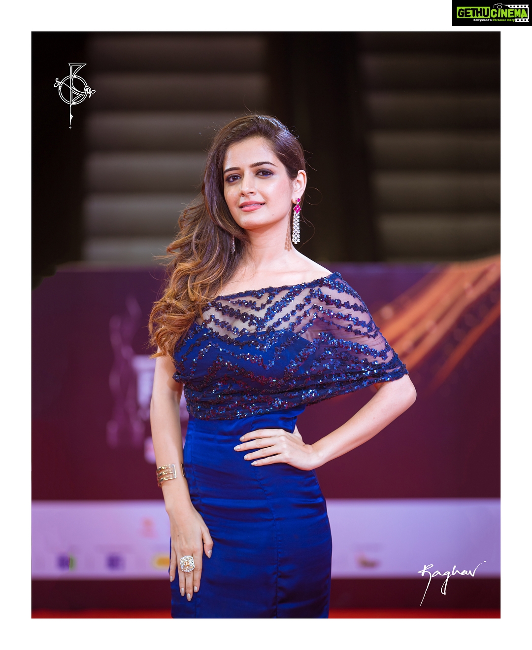 Ashika Ranganath Instagram - Red carpet pictures @filmfare ♥️ PC:@raaghavphotography Wearing : @shachinaheggar ♥️ Accessories: @silverfairy_jewellery Make up : @venkateshparam Hair : #Mallika #filmfare2018 #performance✌🏻