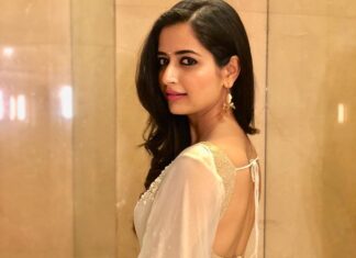 Ashika Ranganath Instagram - Wearing this beautiful saree by @brundagowda1912 💕 premier night! #Latergram #thayigethakkamaga
