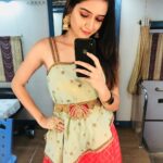 Ashika Ranganath Instagram - Happy gowri Ganesha on behalf of #Thayigethakkamaga team ♥️ Tune into @colorssupertv majatalkies tonight at 8pm MUA : @shreeyapawar thanks a lot darling for giving this different look, loved working with you ♥️ Styling n outfit : @shachinaheggar you made me try something very different this time 😍🤗 Accessories: @bcos_its_silver 💞Tysm Assisted by: Santhu