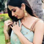 Ashika Ranganath Instagram - Happy gowri Ganesha on behalf of #Thayigethakkamaga team ♥️ Tune into @colorssupertv majatalkies tonight at 8pm MUA : @shreeyapawar thanks a lot darling for giving this different look, loved working with you ♥️ Styling n outfit : @shachinaheggar you made me try something very different this time 😍🤗 Accessories: @bcos_its_silver 💞Tysm Assisted by: Santhu