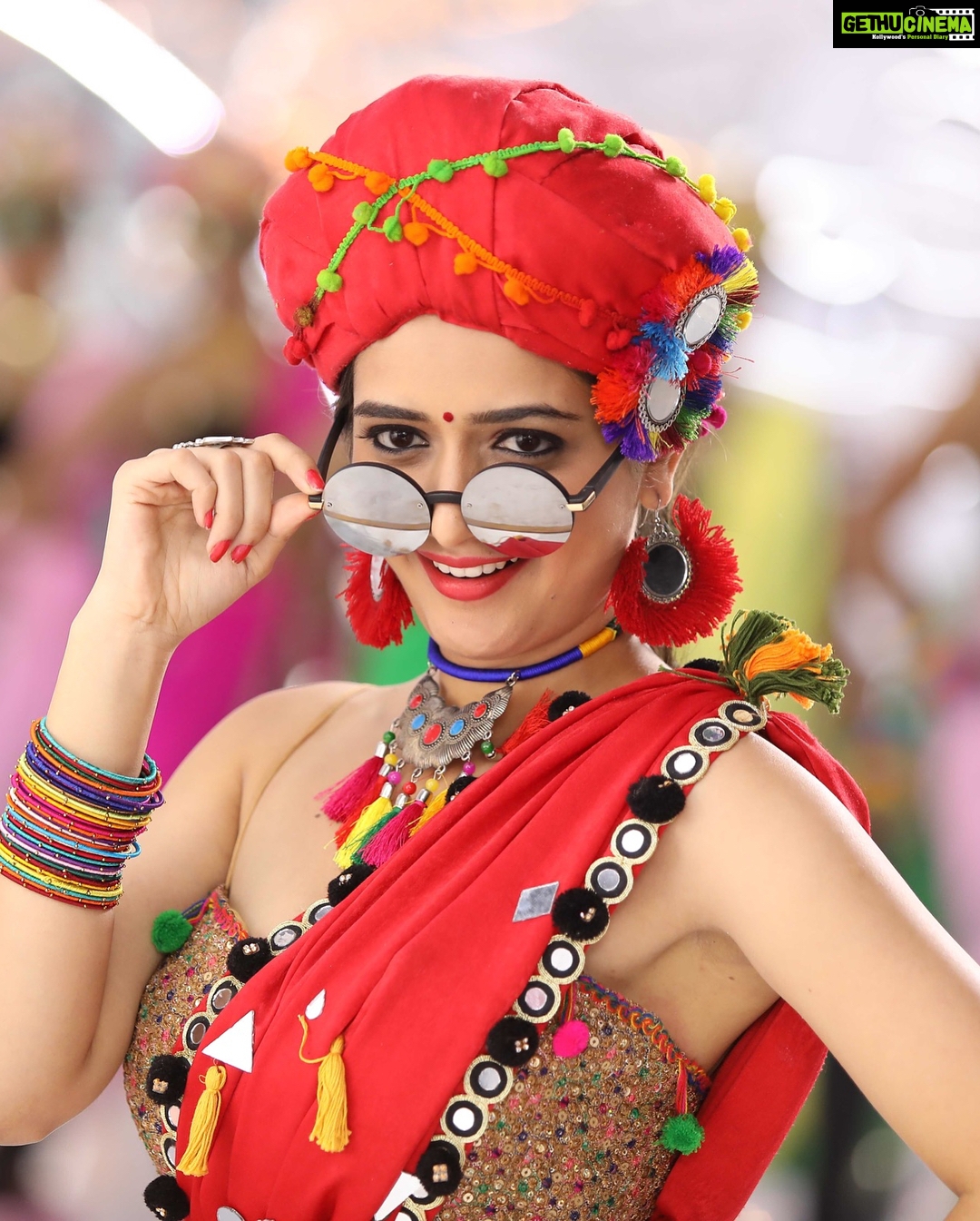 Ashika Ranganath Instagram - Three different patterns with 3 different looks for chutu-chutu ♥️ firstly I would like to thank the entire team of raambo 2 for making me a part of this song. Styling and designing for the entire film, making me feel comfortable and happy about what I’m wearing credit goes to @shachinaheggar 💕and thanks to you all for making it a big hit♥️ loads n loads of love 😘 #Raambo2 #18thmay2018 #chutuchutu