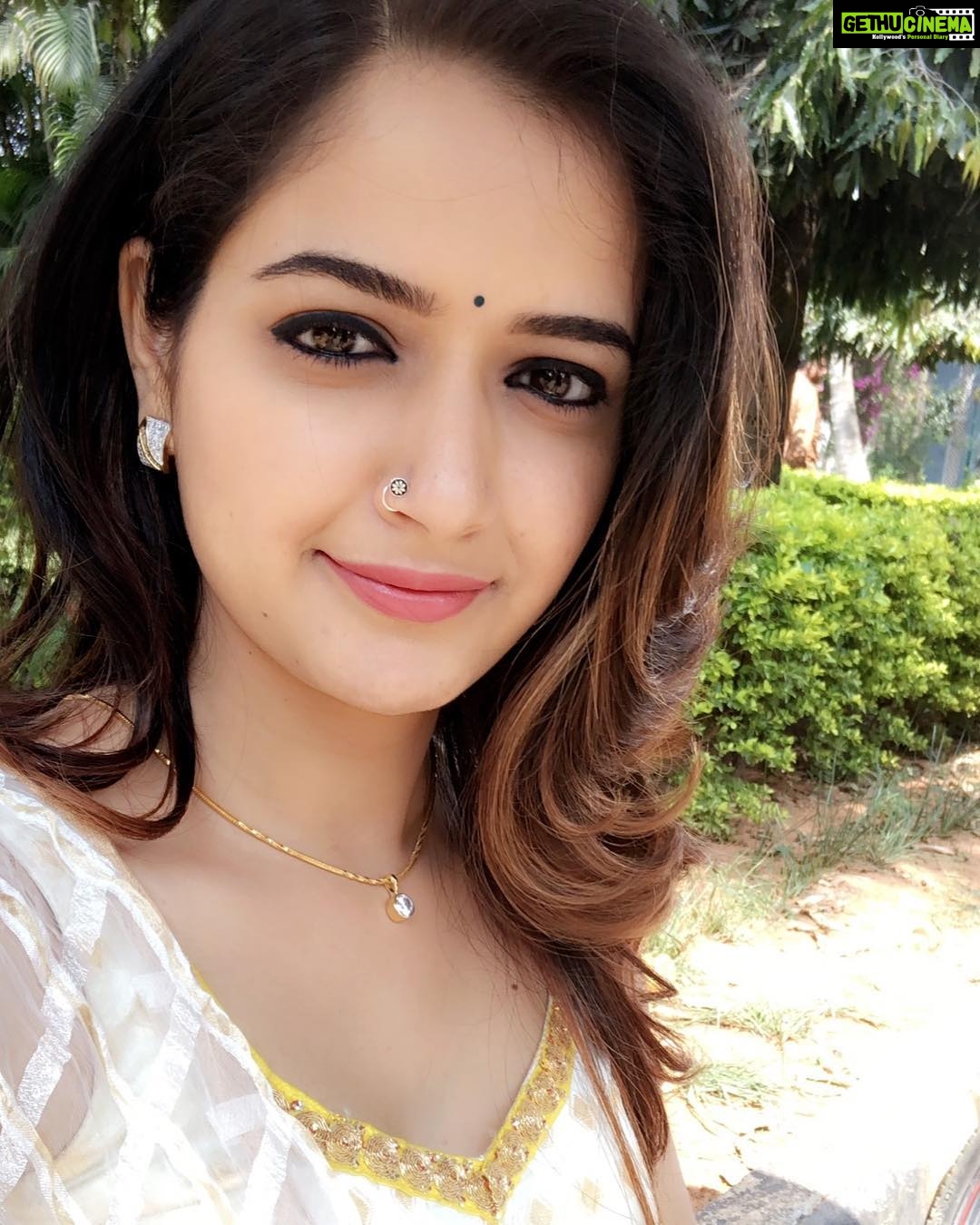 Ashika Ranganath Instagram - Started with #thayigethakkamaga shoot... #Newlook #newteam #Shashankcinemas #Directorshashank #Ajayrao