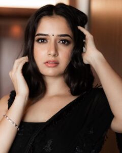 Ashika Ranganath Instagram - For today’s Trailer launch event ✨ Captured by @vasukikarkone Make up @urjapatel_artistry Hair @kammarishivarajchary Designing & Saree by @anyracouture #Raymo #traileroutnow #25thnovember Sheraton Grand Bangalore Hotel at Brigade Gateway