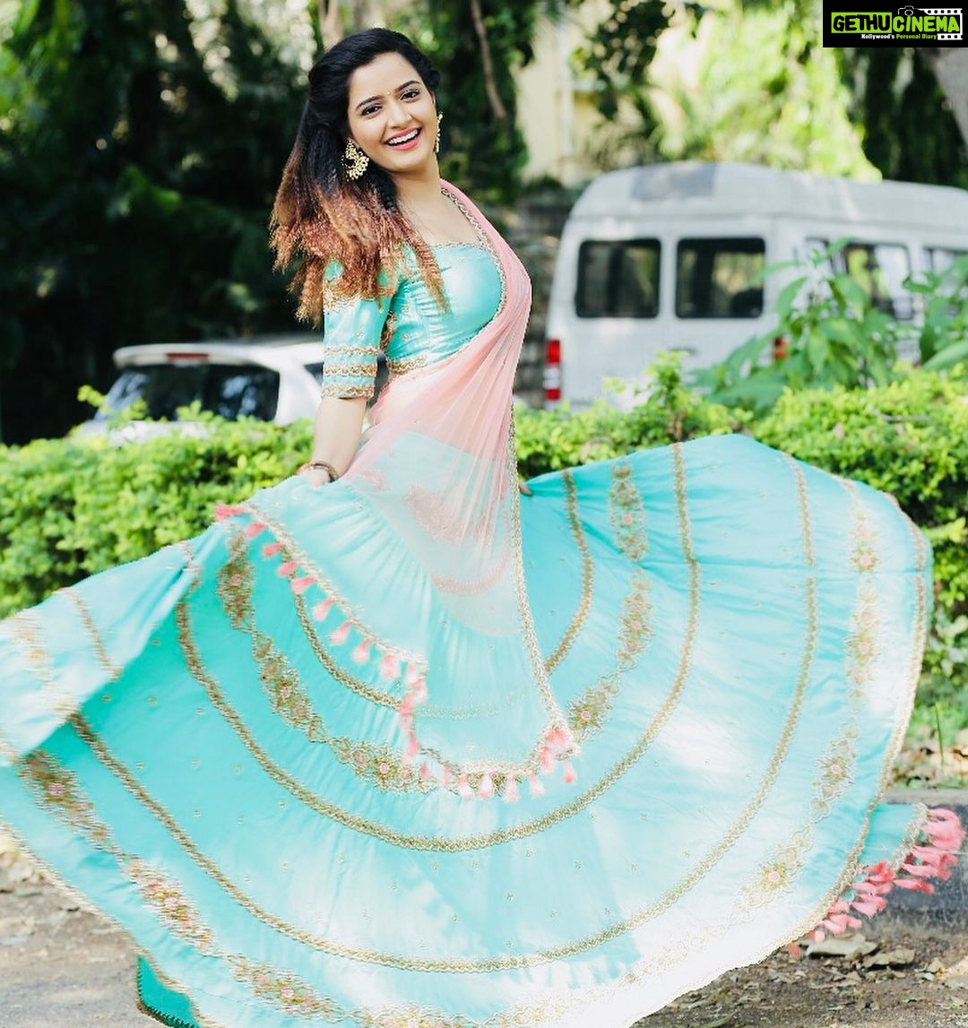 Ashika Ranganath Instagram - Twirl..twirl..twirl 💕 mandatory picture 🙆‍♀️ (Sorry for annoying with the same series) Styling and designing : @shachinaheggar PC : @photographer_ajay Hair : @gm6.bridalmakeup