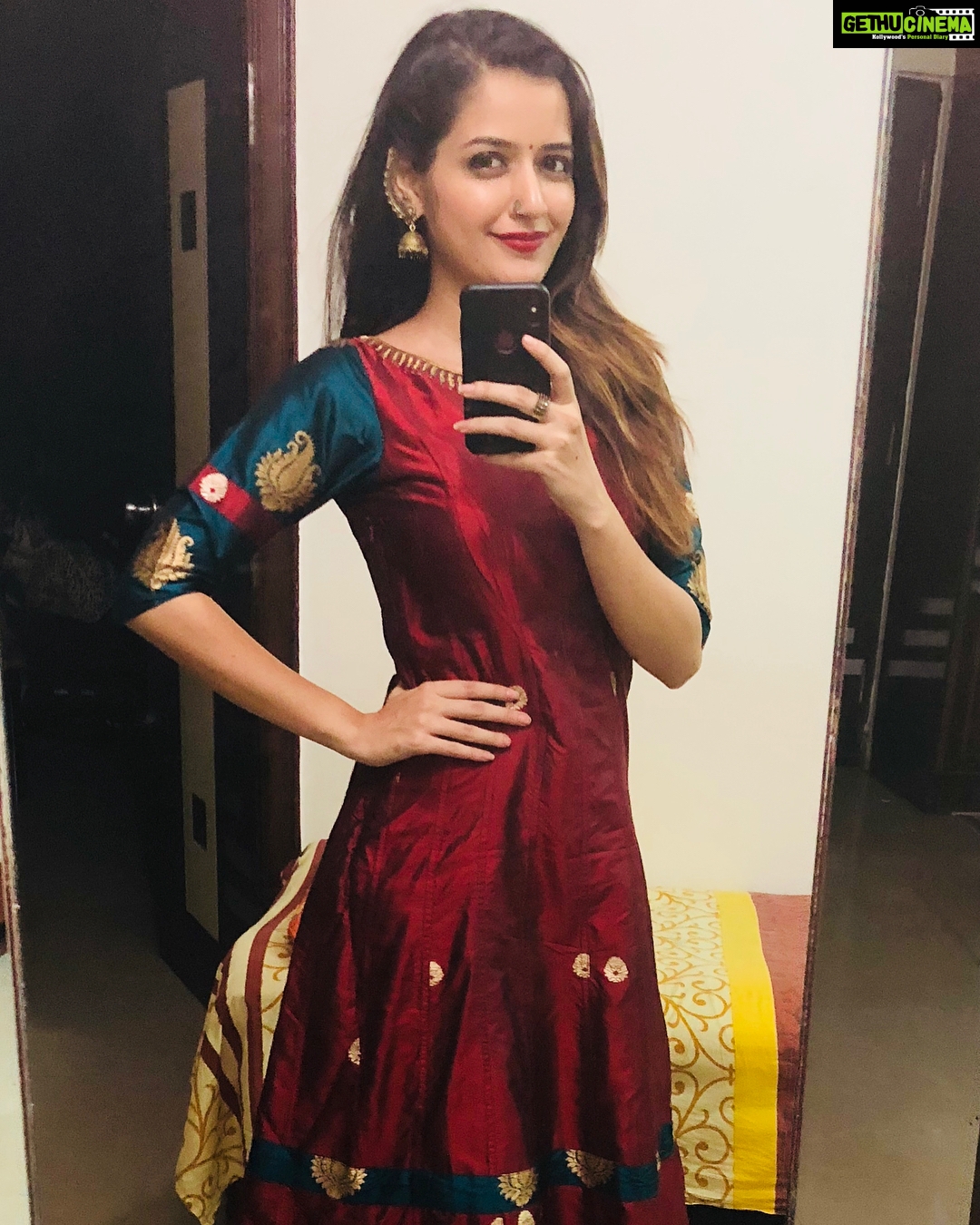 Ashika Ranganath Instagram - Sometimes last minute thing works for me 🙆‍♀️😝 sorry @shachinaheggar for troubling you last moment ! Makeup: Myself Hair: myself Styling: myself 😇😜 Designing: @shachinaheggar ♥️ #Raambo2 #promotions #comedytalkies
