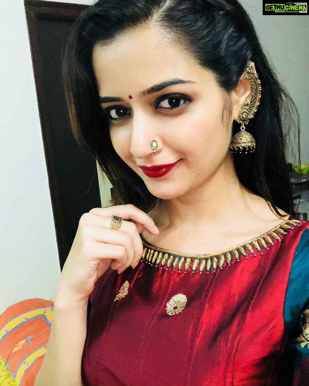Ashika Ranganath Instagram - Sometimes last minute thing works for me 🙆‍♀️😝 sorry @shachinaheggar for troubling you last moment ! Makeup: Myself Hair: myself Styling: myself 😇😜 Designing: @shachinaheggar ♥️ #Raambo2 #promotions #comedytalkies