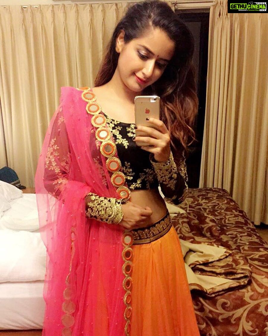 Ashika Ranganath Instagram - 💕performed for karwar utsav last night 🤗 thank you karavali crowd for making it a beautiful one .. make up n hair : myself 🙈