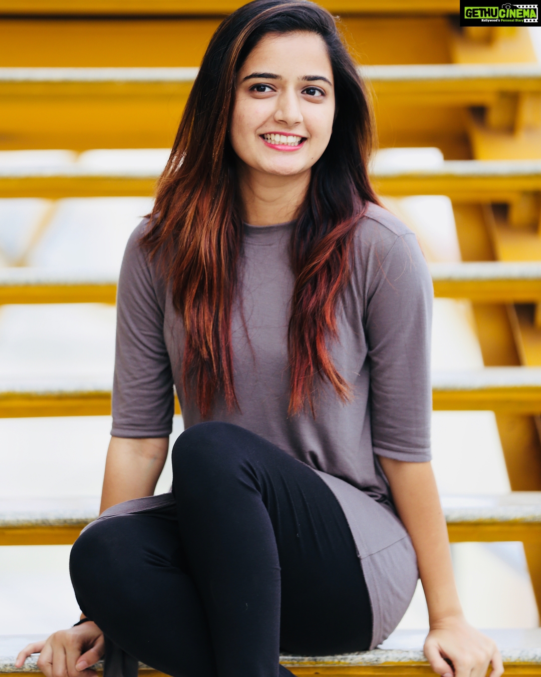 Ashika Ranganath Instagram - Yes I donโt pose but try to be cute when thereโs camera around ๐๐ and this person knows how to capture it ..thanks macha ๐ PC: @suprithshekar