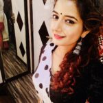 Ashika Ranganath Instagram - Retro look for Lakshmi mam’s tribute.. was overwhelmed to perform for her songs .. such a pleasure 💕#Zeekutumbaawards #zeekannada