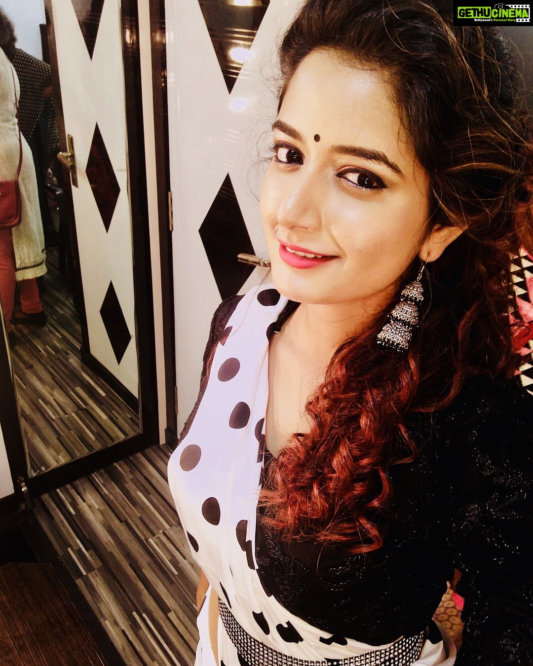 Ashika Ranganath Instagram - Retro look for Lakshmi mam’s tribute.. was overwhelmed to perform for her songs .. such a pleasure 💕#Zeekutumbaawards #zeekannada