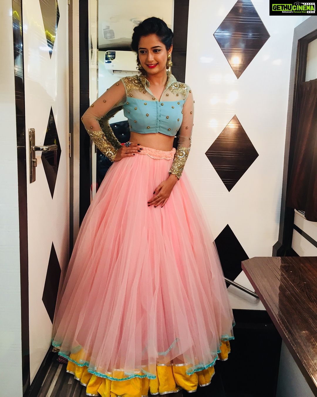 Ashika Ranganath Instagram - Dolled up in #byshachina’s beautiful lehenga 💕thanks darling 😘@shachinaheggar and loved the hair do too .. ty Shobha #zeekutumbaawards2017